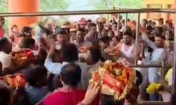 राजरप्पा मंदिर में दर्शन के दौरान श्रद्धालुओं के बीच विवाद