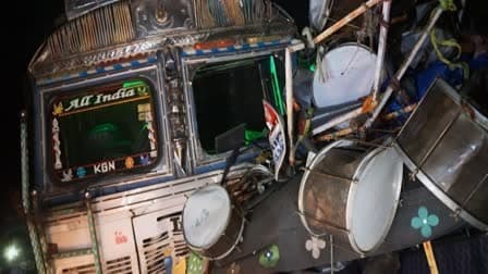 रामगढ़ में भीषण सड़क हादसा, ट्रक की टक्कर से यात्री वाहन के परखच्चे उड़े, कई लोगों की मौत