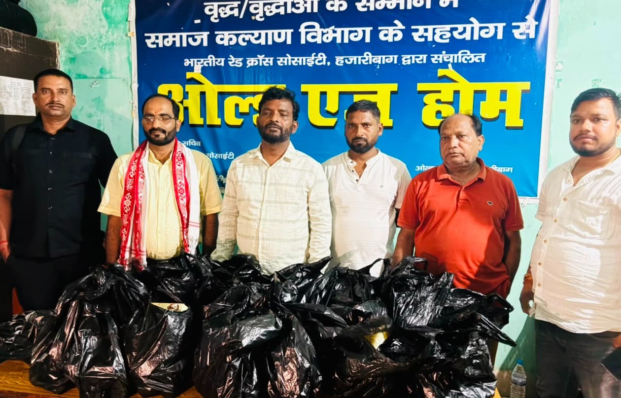झामुमो नेता रामा सोनी ने ओल्ड एज होम पहुंचकर बुजुर्गों का जाना हालचाल, मूक-बधिर बच्चों के साथ बिताया समय
