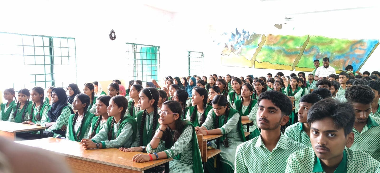 चौपारण थाना ने स्कूली बच्चों को नशा, साइबर फ्रॉड और महिला प्रताड़ना के प्रति किया जागरूक