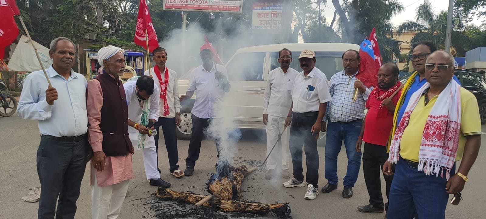मजदूर-किसान विरोधी नीतियों के खिलाफ वाम दलों का प्रदर्शन, केंद्र सरकार का पुतला फूंका