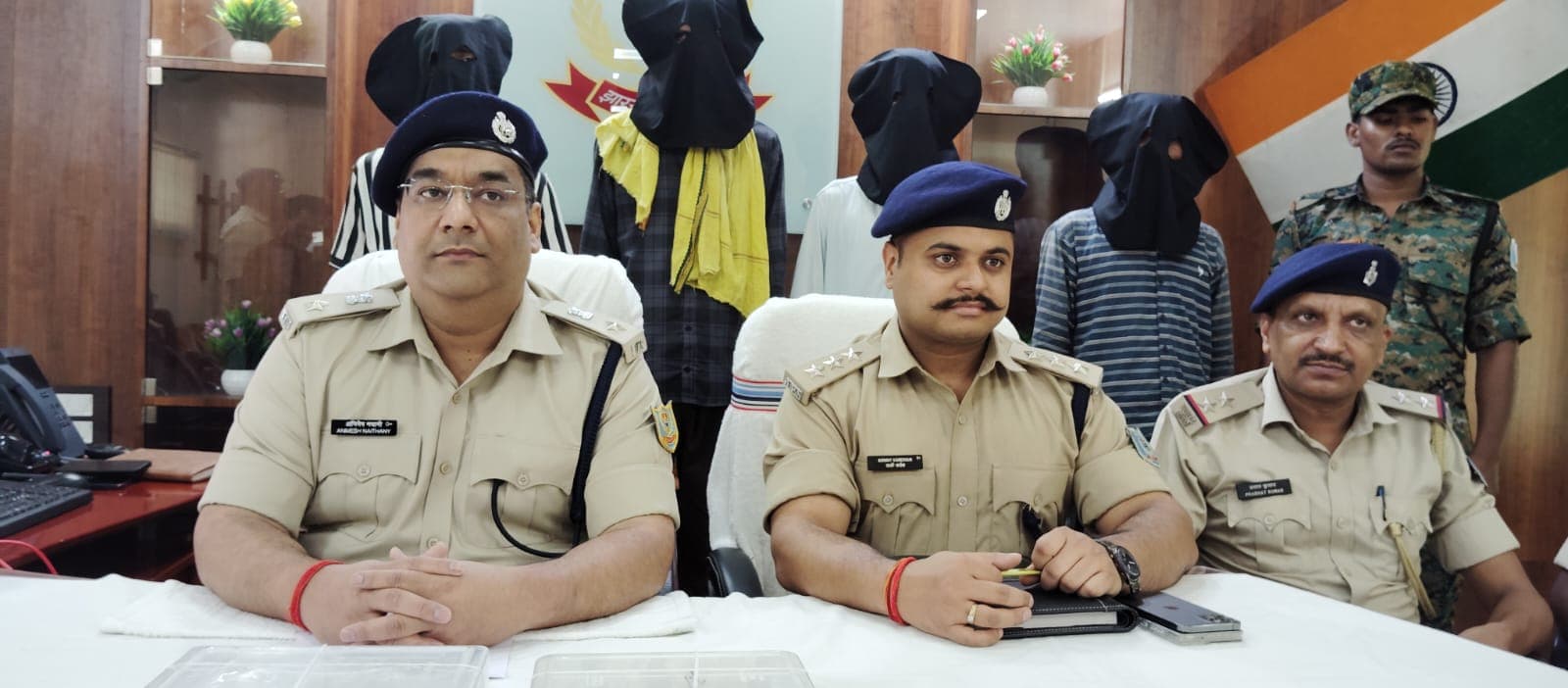 चतरा पुलिस ने चार अंतरराज्यीय लुटेरों को पिस्टल व कारतूस के साथ दबोचा