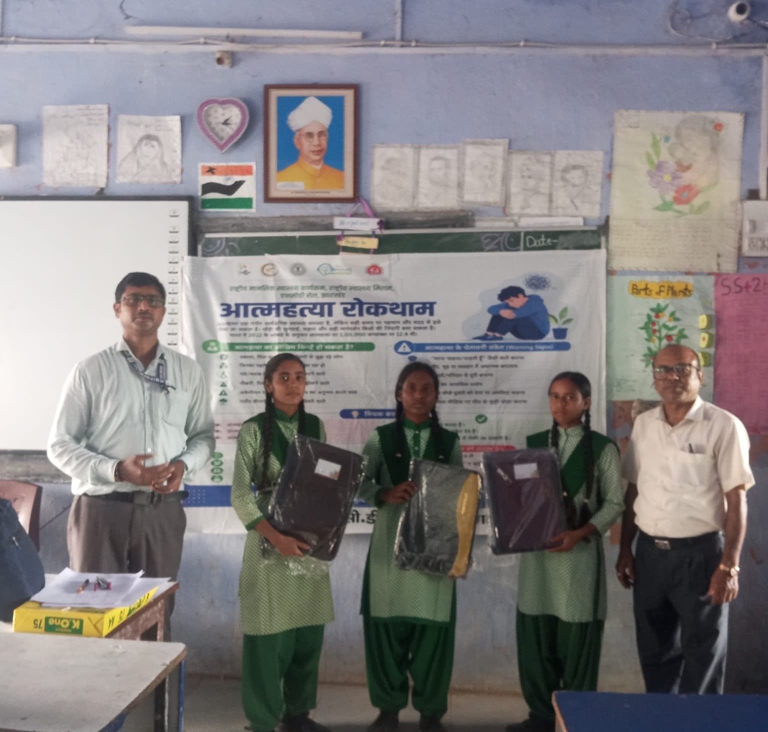 आत्महत्या के कारण एवं निवारण पर निबंध प्रतियोगिता आयोजित