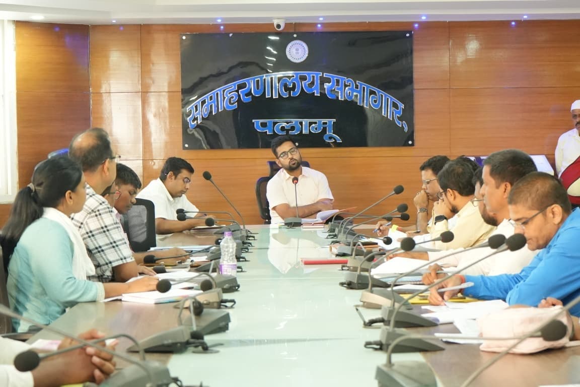 डीसी ने नगर निकायों के विकास कार्यों की समीक्षा कर समयबद्ध क्रियान्वयन के दिए निर्देश