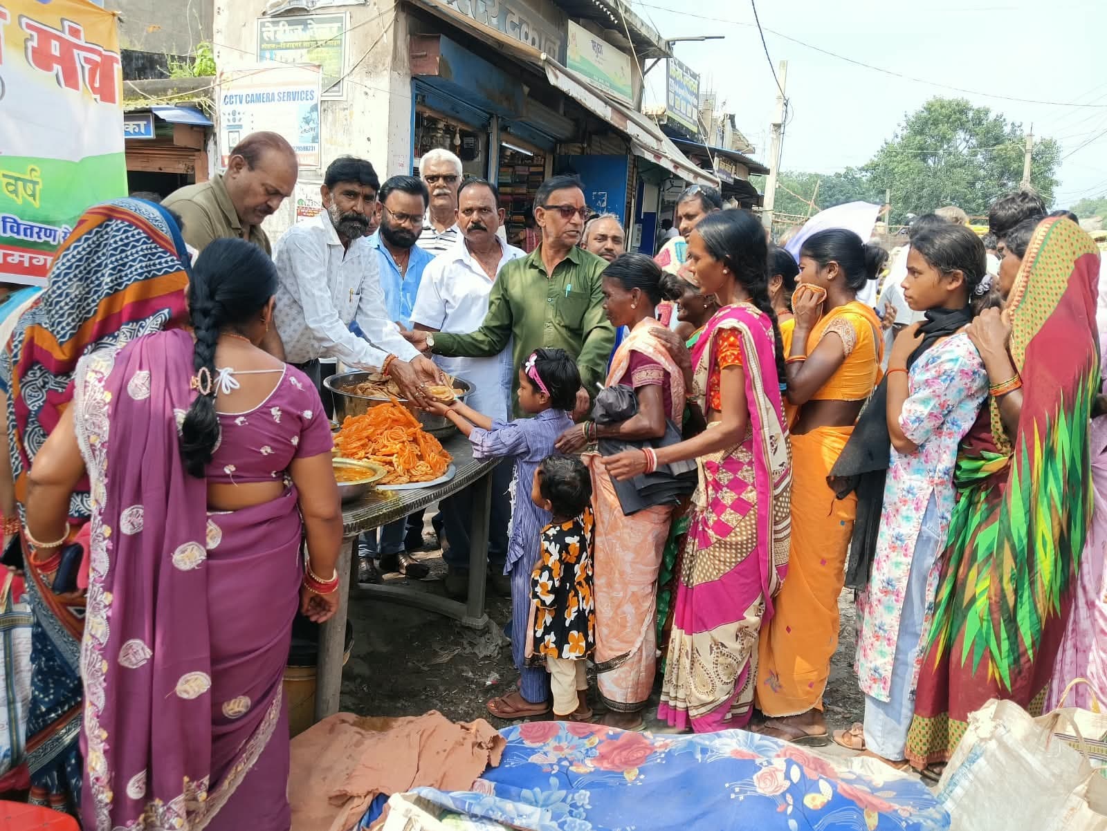 राष्ट्रीय सेवा मंच ने 150 गरीब जरूरतमंदों के बीच बांटा पूरी-सब्जी और जलेबी