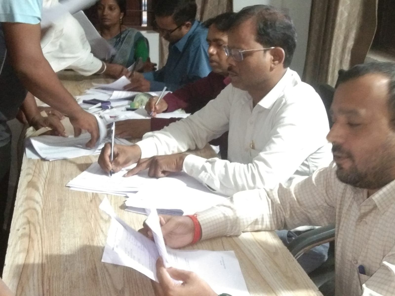 SIR को लेकर चौपारण में प्रशासनिक गतिविधियां तेज, ताजपुर पंचायत भवन में उमड़े लोग