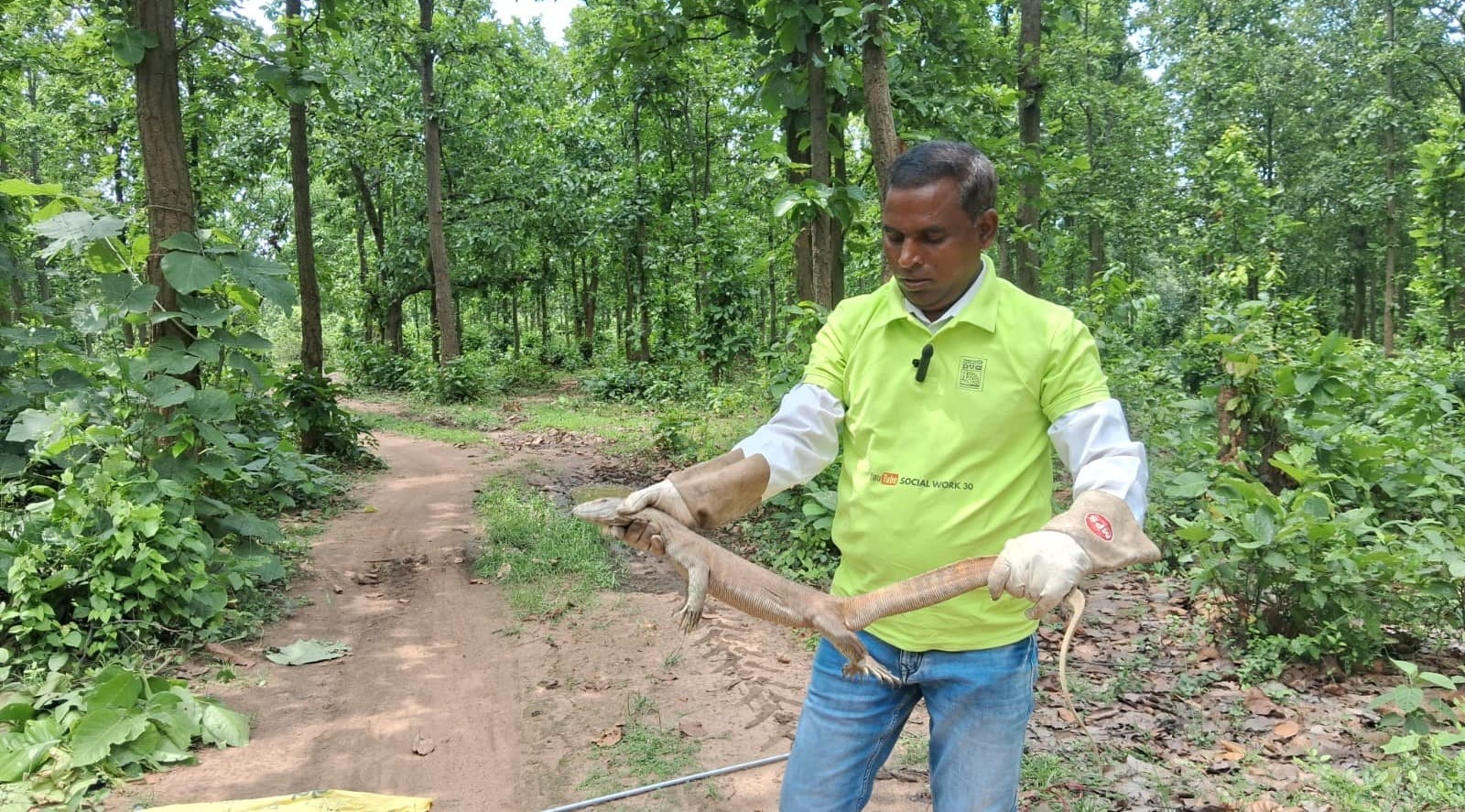 विष्णुगढ़ के सर्पमित्र सुरेश राम ने किया दुर्लभ मॉनिटर लिजर्ड (गोह) का सफल रेस्क्यू