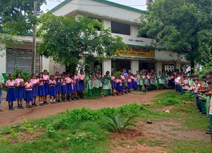 उत्क्रमित मध्य विद्यालय पड़ीरमा में उत्साहपूर्वक मनाया गया बैगलेस डे