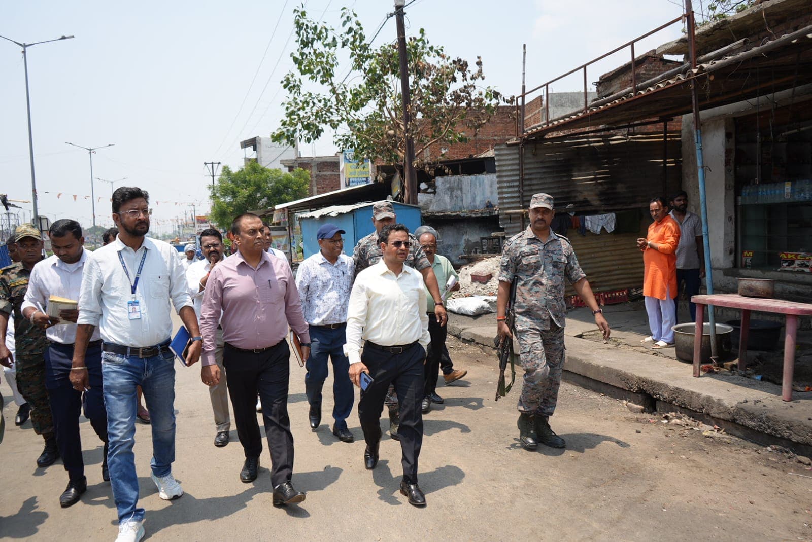 ईचाक मोड़ पर एनएच का उपायुक्त ने किया औचक निरीक्षण, सड़क सुरक्षा को लेकर दिए सख्त निर्देश