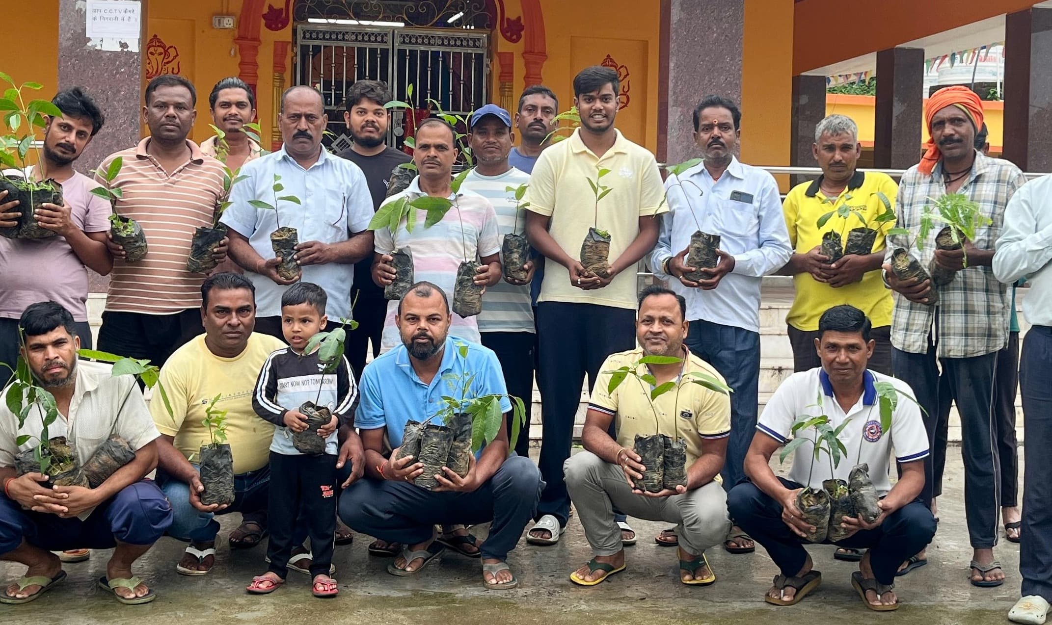 एक पेड़ माँ के नाम’ अभियान के तहत सिलवार धाम में विधायक पुत्र ने किया पौधा वितरण