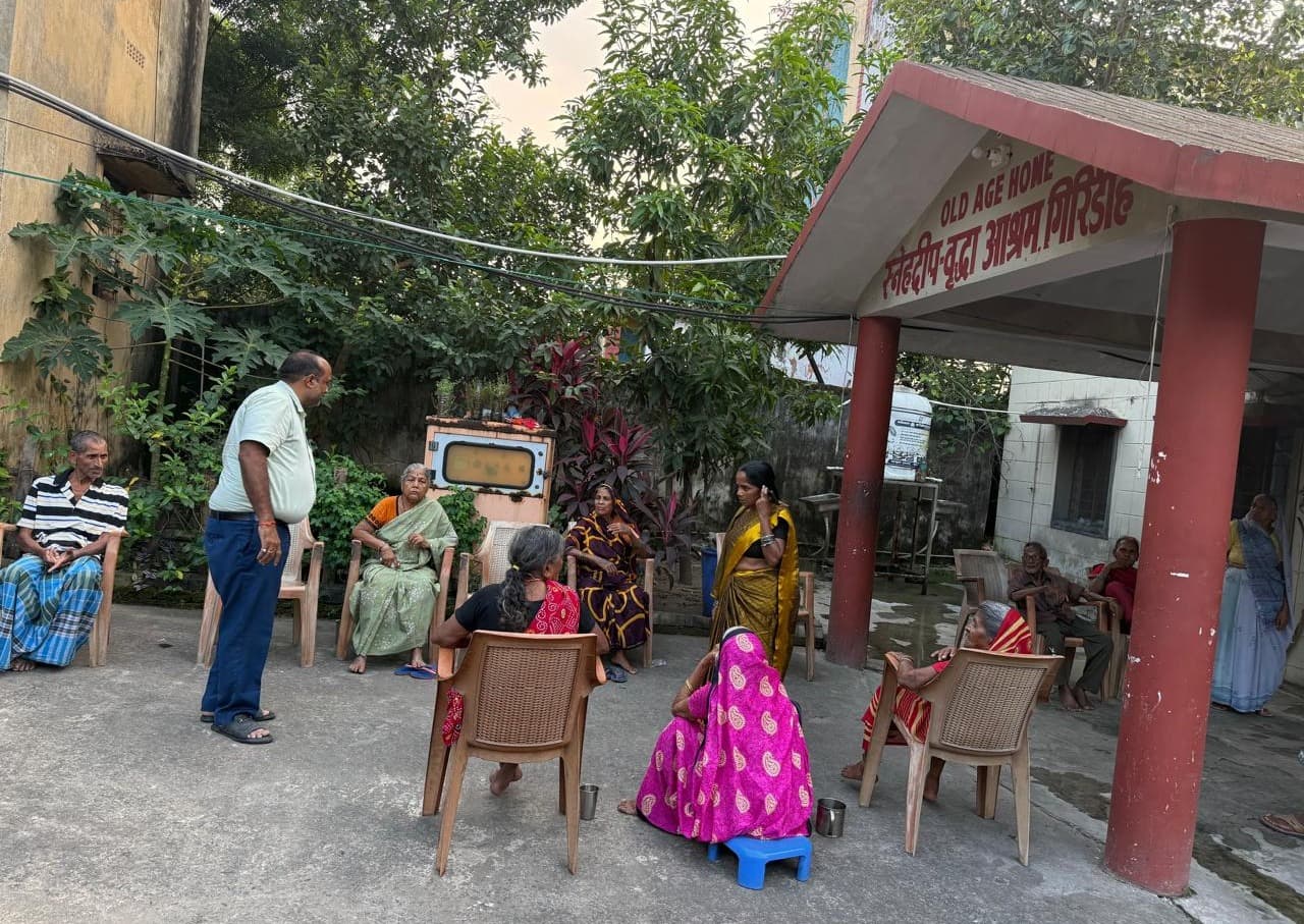 वृद्धाश्रम पहुंचे निर्वाचन अधिकारी, SIR के तहत मतदाता सूची की हुई जांच