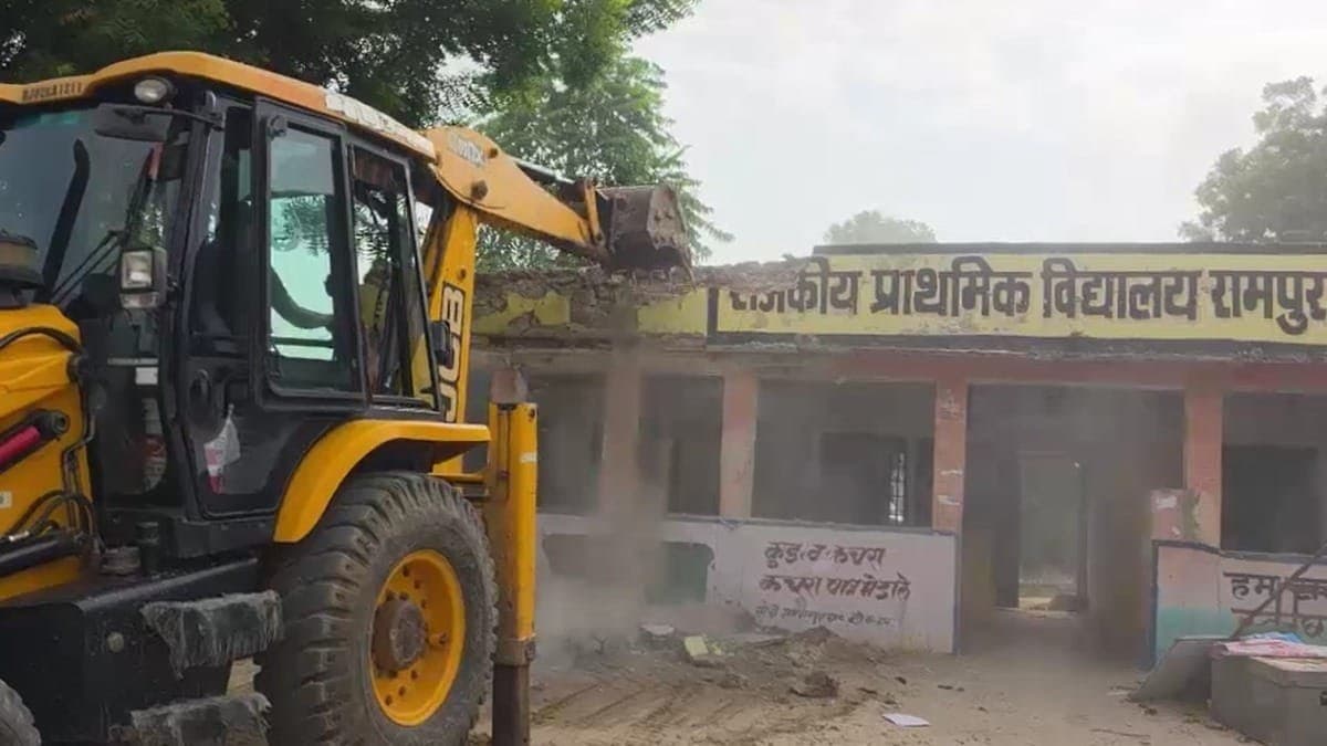 जयपुर में जर्जर स्कूल भवन पर चला बुलडोजर, 18 लाख रुपये से बनेगी नई इमारत
