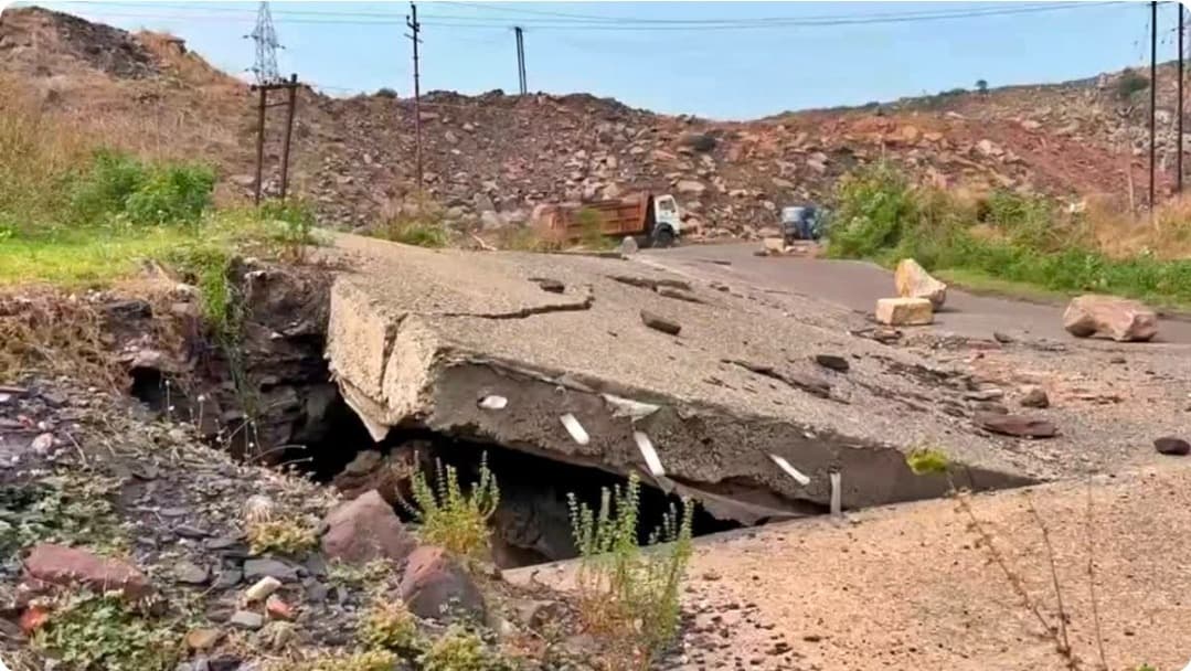 धनबाद में 44 करोड़ की सड़क धंसी, छह महीने बाद भी नहीं सुधरे हालात
