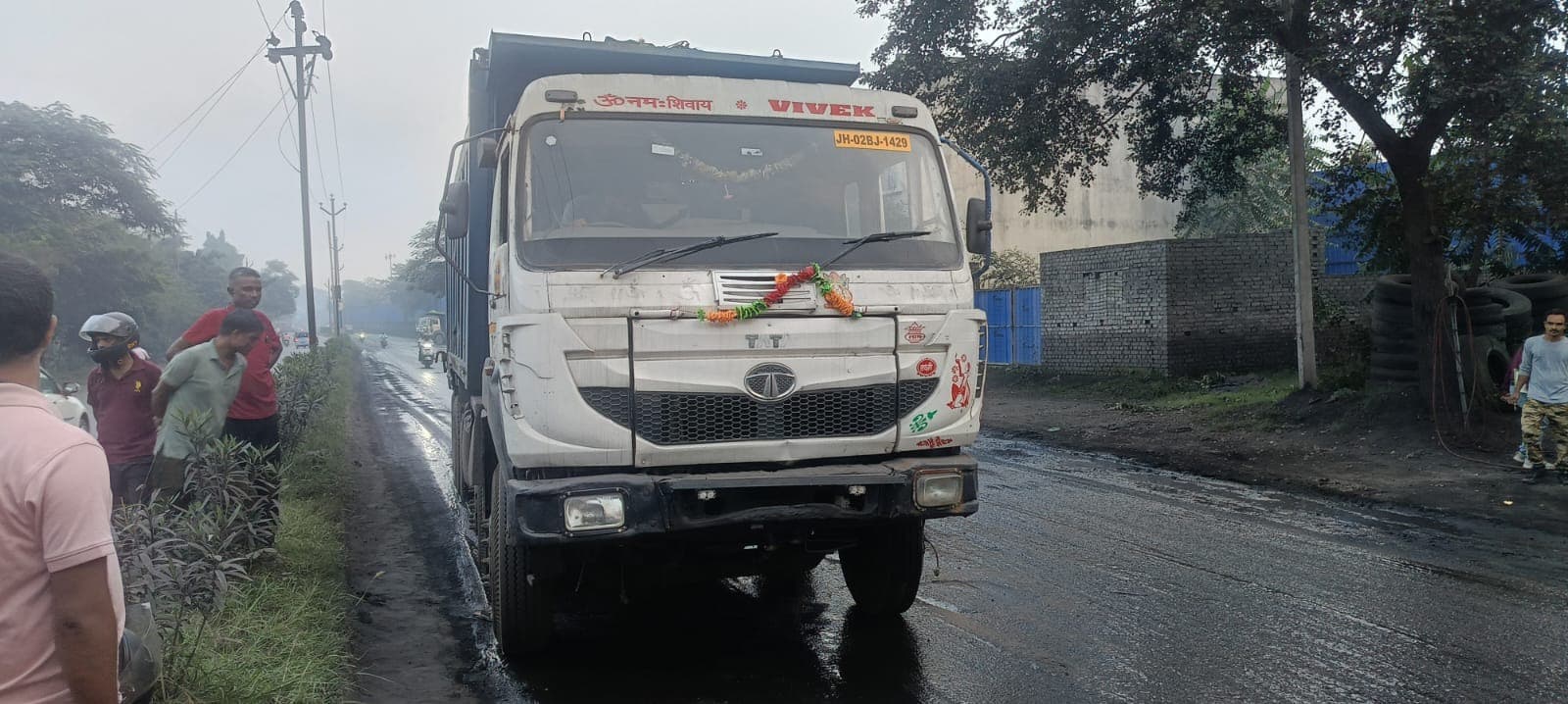 भदानीनगर में हाइवा की टक्कर से बाइक सवार युवक घायल