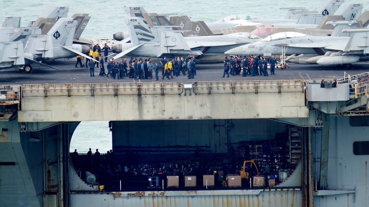 USS अब्राहम लिंकन पर 8 नौसैनिकों ने की आत्महत्या की कोशिश, ईरान युद्ध के बीच खुलासा