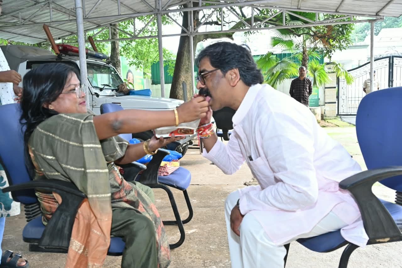 रक्षाबंधन पर मुख्यमंत्री हेमंत सोरेन को बहनों ने बांधा रक्षा सूत्र, स्वस्थ एवं दीर्घायु जीवन की कामना