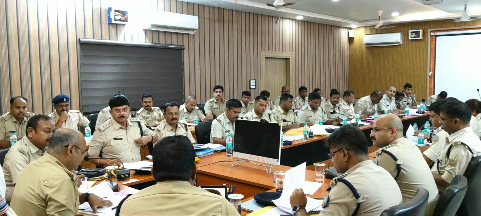 दुर्गा पूजा में सुरक्षा को लेकर हजारीबाग पुलिस अलर्ट, अपराध समीक्षा बैठक में कड़े निर्देश