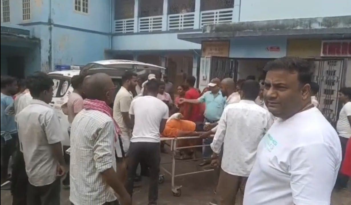 बोकारो थर्मल ओवरब्रिज पर तेज रफ्तार ऑटो पलटी, चालक गंभीर घायल
