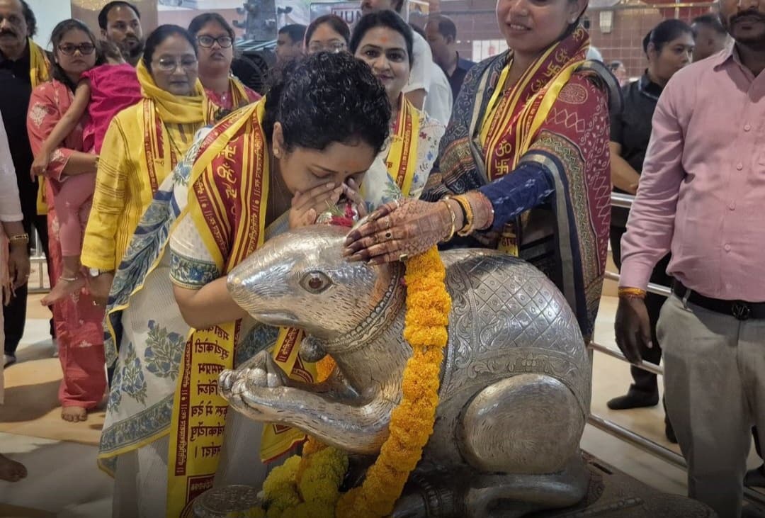 महाराष्ट्र दौरे पर सिद्धिविनायक मंदिर पहुंचीं कल्पना सोरेन, झारखंडवासियों के सुख-समृद्धि की कामना की