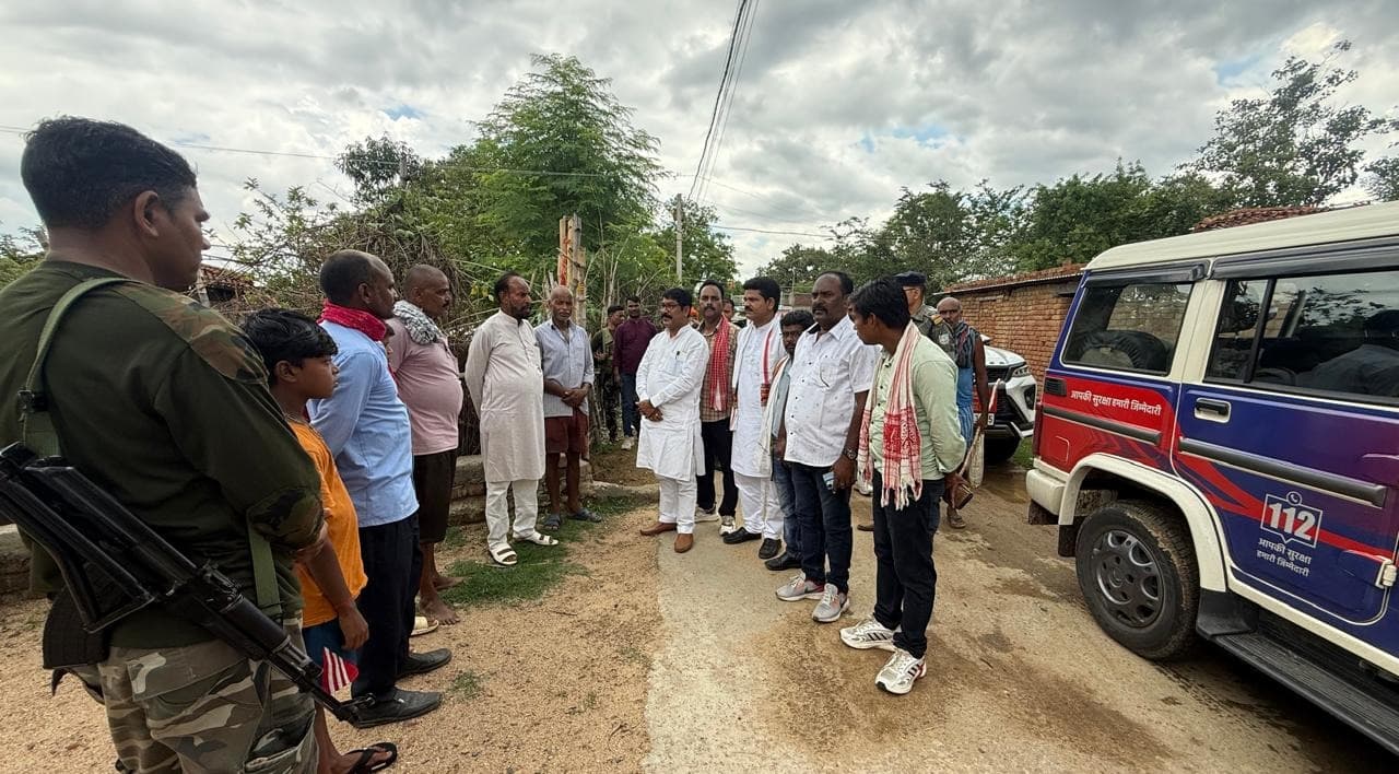 सिक्का गांव पहुंचे विधायक सुरेश बैठा, एक ही परिवार के पांच लोगों की मौत पर जताया गहरा शोक; हरसंभव मदद का दिया भरोसा