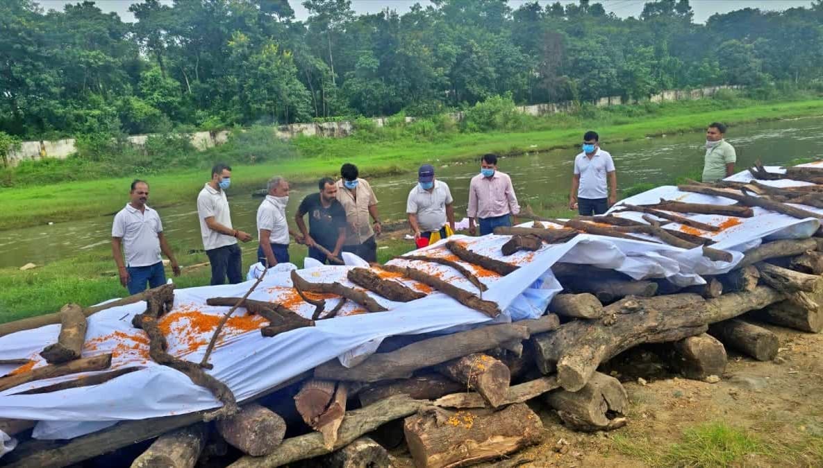 रिम्स में रखे 43 लावारिस शवों का सामूहिक अंतिम संस्कार, जुमार तट पर दी अंतिम विदाई