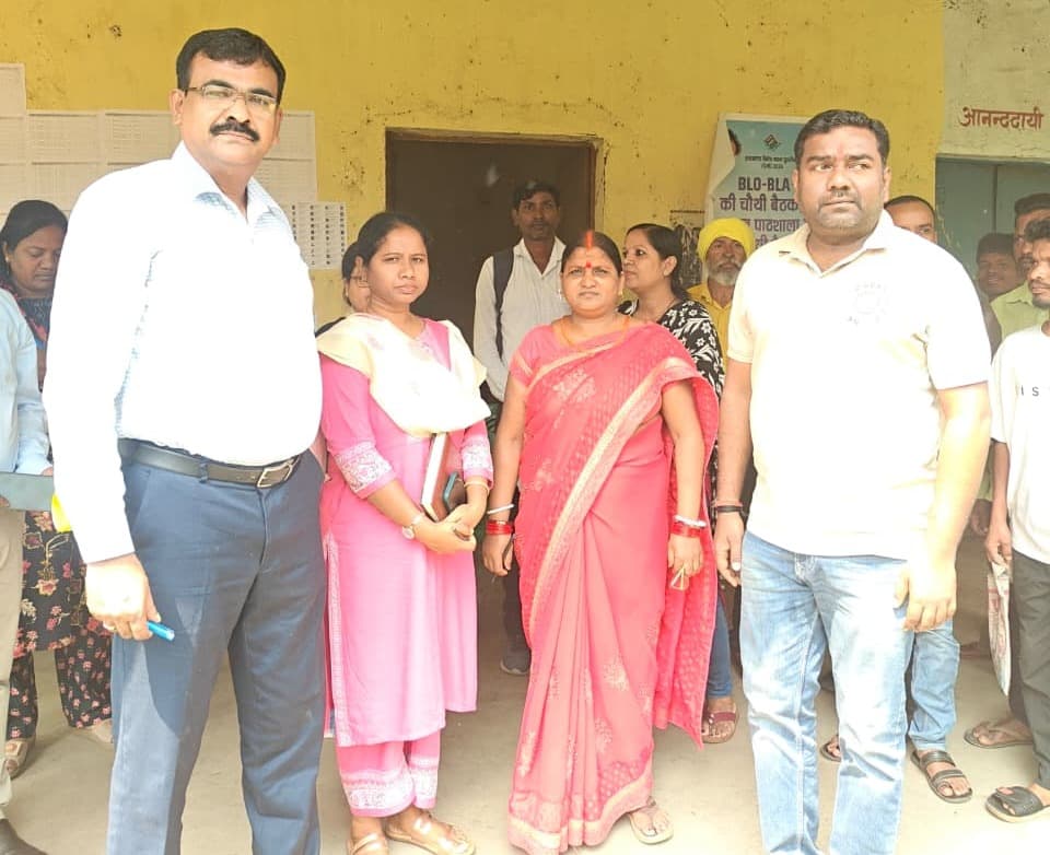 पिंडरा पंचायत में झारखंड के मुख्य निर्वाचन पदाधिकारी समेत अधिकारियों ने किया भ्रमण