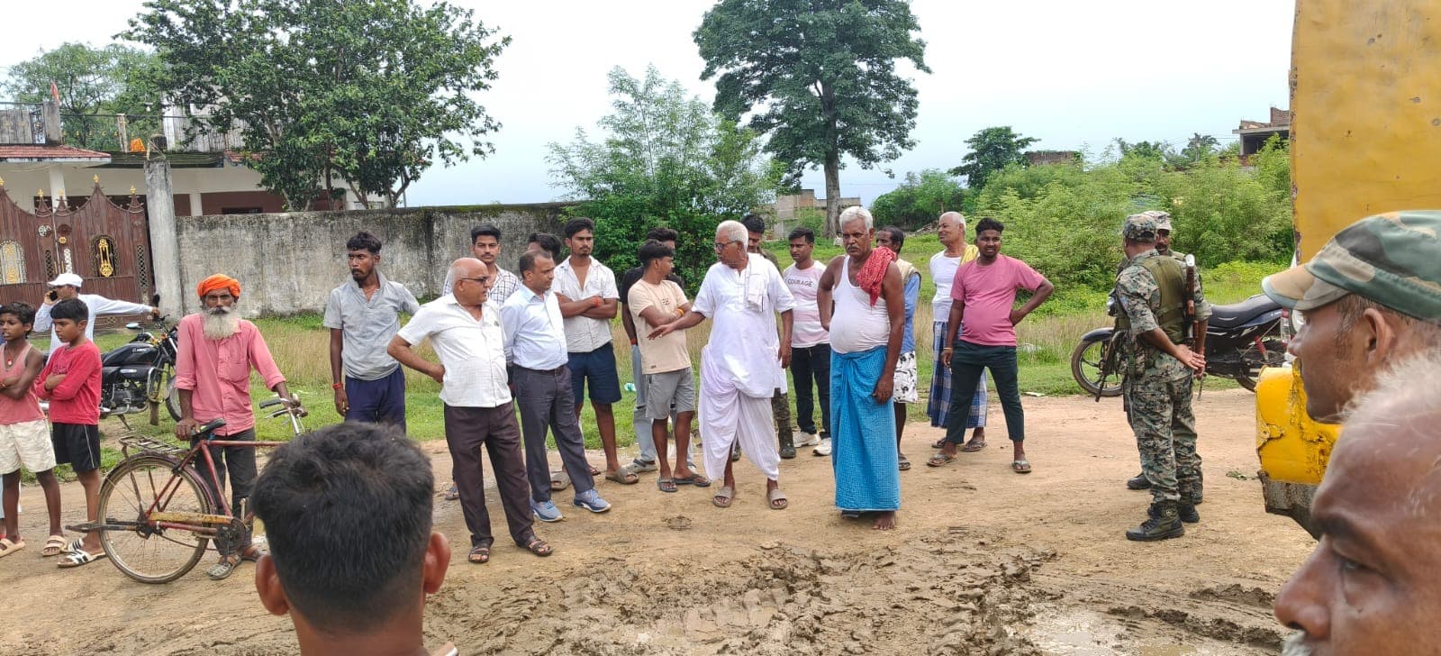 खबर छपी तो हरकत में आया प्रशासन, स्कूल परिसर में बालू-गिट्टी की मिक्सिंग पर लगी रोक