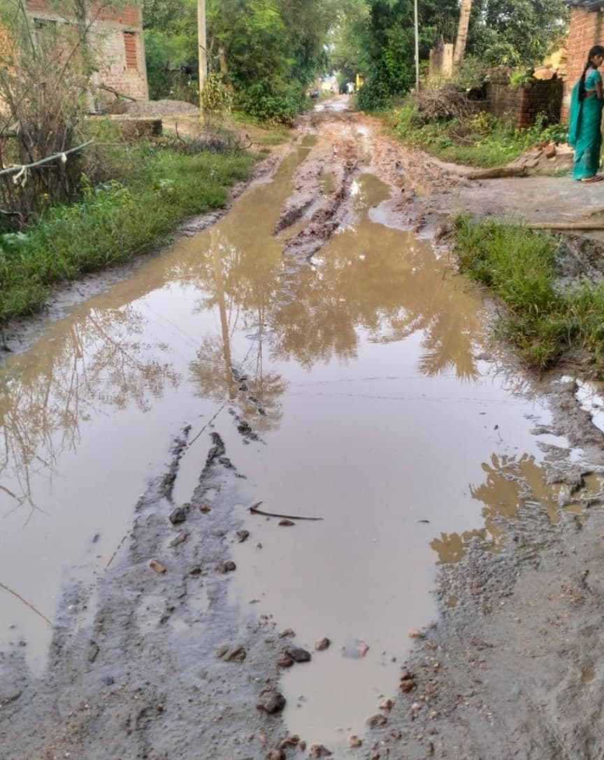 आज़ादी के बाद भी पक्की सड़क से वंचित डपोक पंचायत का मदनपुर गांव, ग्रामीणों में आक्रोश