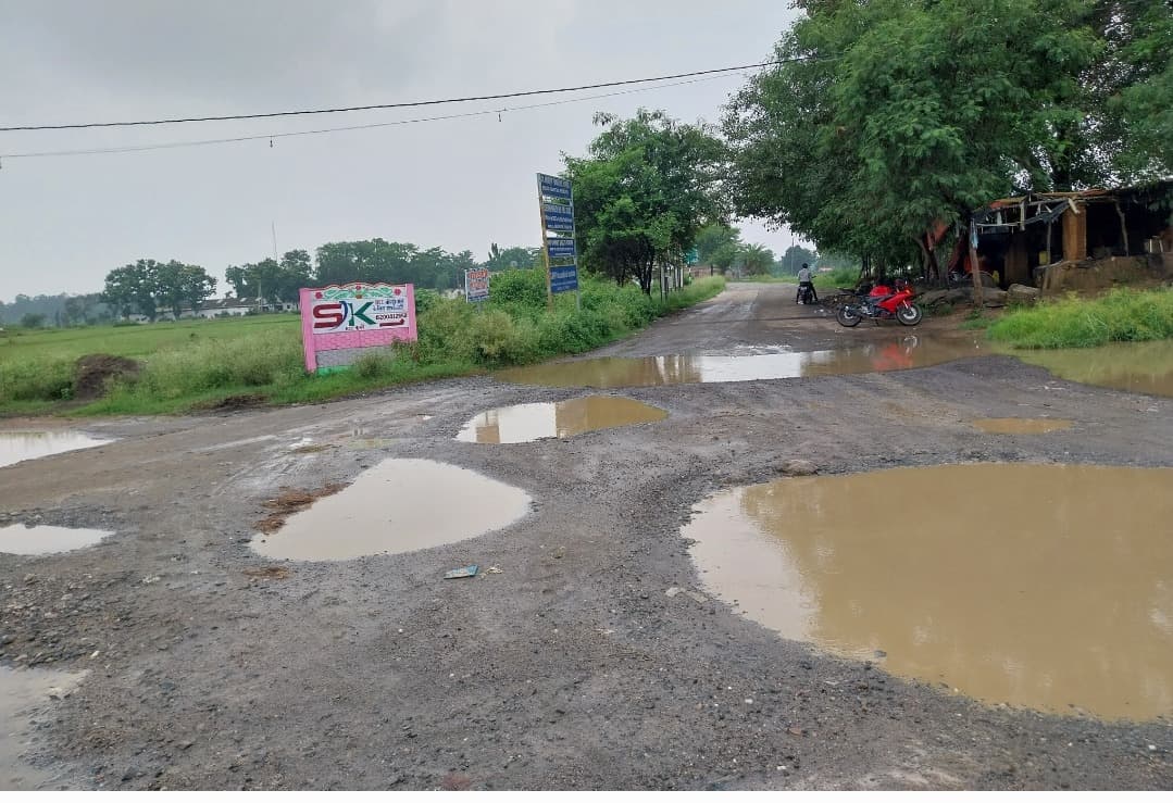 बहेरा आश्रम मोड़ पर मौत का रास्ता बनी सड़क गड्ढों में भरा बारिश का पानी