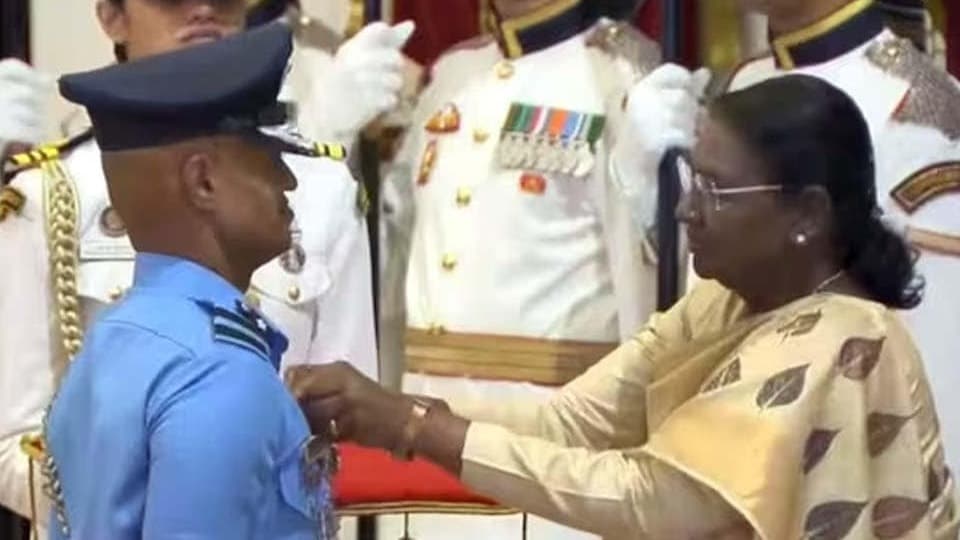 राष्ट्रपति मुर्मू ने वीरता पुरस्कारों से किया सम्मानित, 51 जांबाजों को मिला देश का गौरव