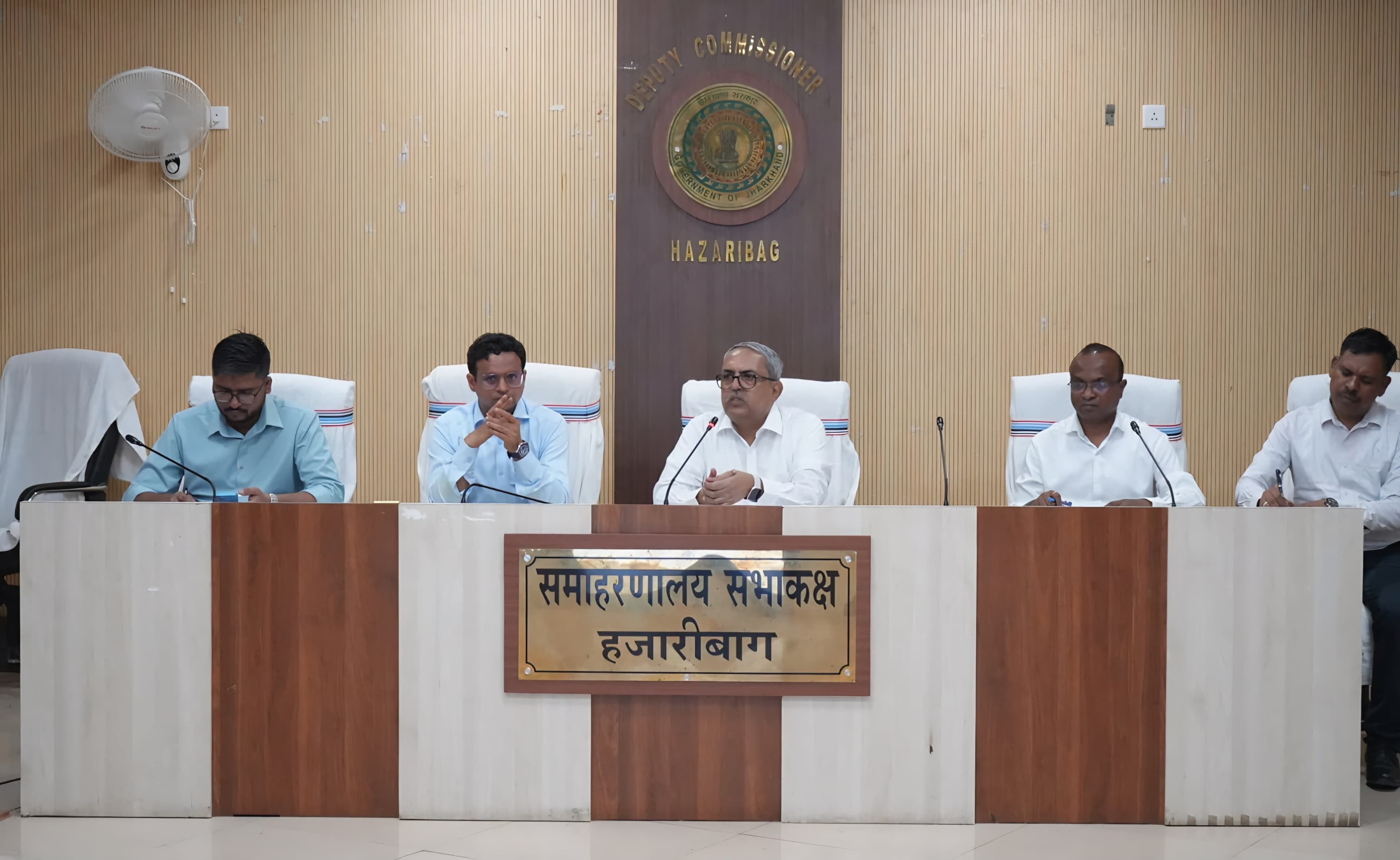 हजारीबाग में विभिन्न विभागों के राजस्व संग्रहण पर आयुक्त की समीक्षात्मक बैठक