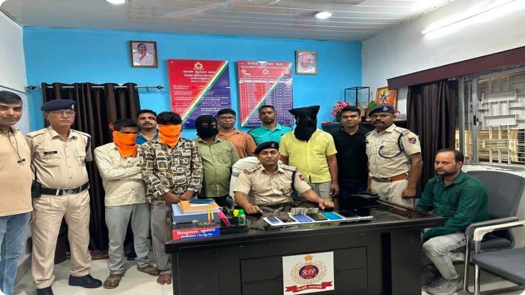 कन्फर्म टिकट दिलाने का झांसा देकर यात्रियों से ऐंठते थे पैसे, 2 हजार रुपये नकद समेत सात मोबाइल फोन बरामद; दो मोबाइल चोरी के होने का संदेह