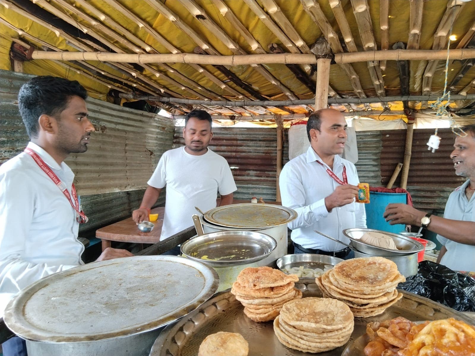 हजारीबाग में खाद्य प्रतिष्ठानों का औचक निरीक्षण, दुकानदारों को दिए सख्त निर्देश