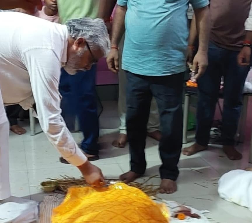 दिवंगत मंत्री के मुख में तुलसी-गंगाजल अर्पित कर बिनोद विश्वकर्मा ने दी श्रद्धांजलि