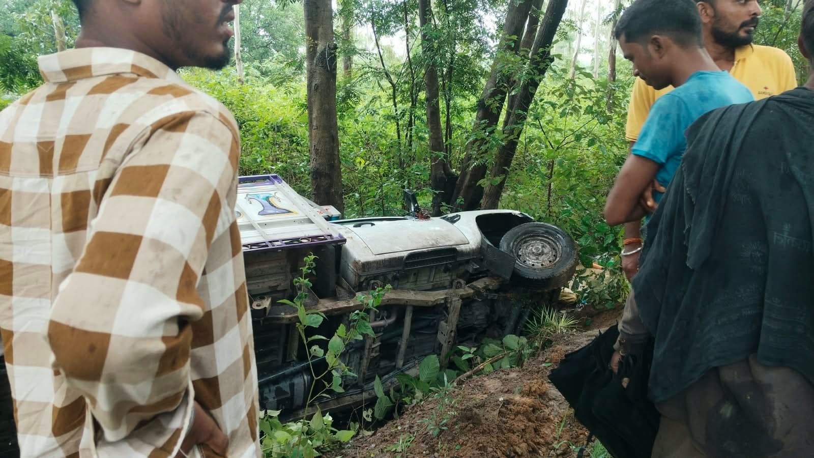 केरेडारी के देशवारी में तेज रफ्तार पिकअप वैन पलटी, चालक बाल-बाल बचा