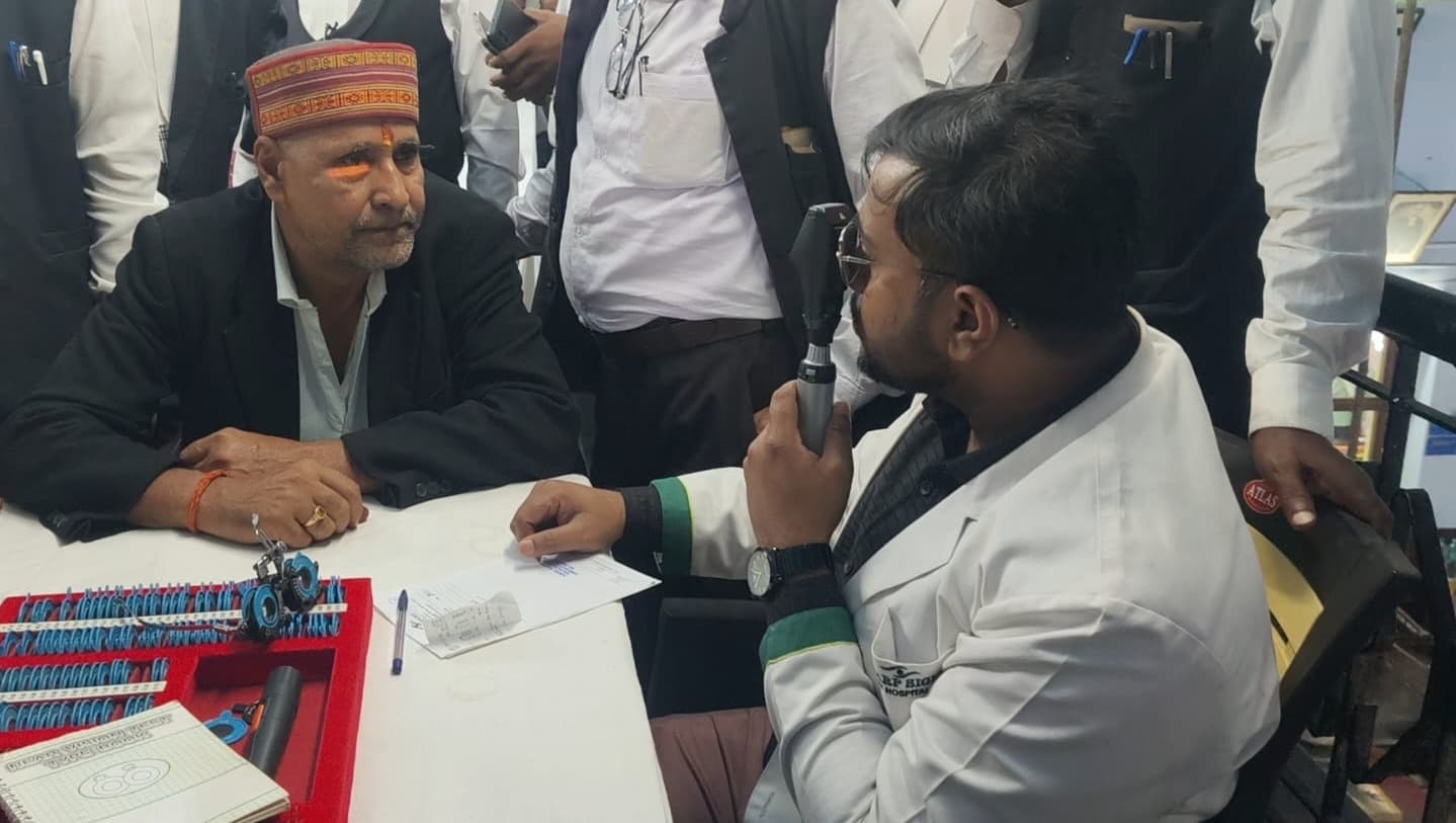 वकालतखाना परिसर में लगा नेत्र जांच शिविर, सैकड़ों लोगों ने कराई आंखों की जांच