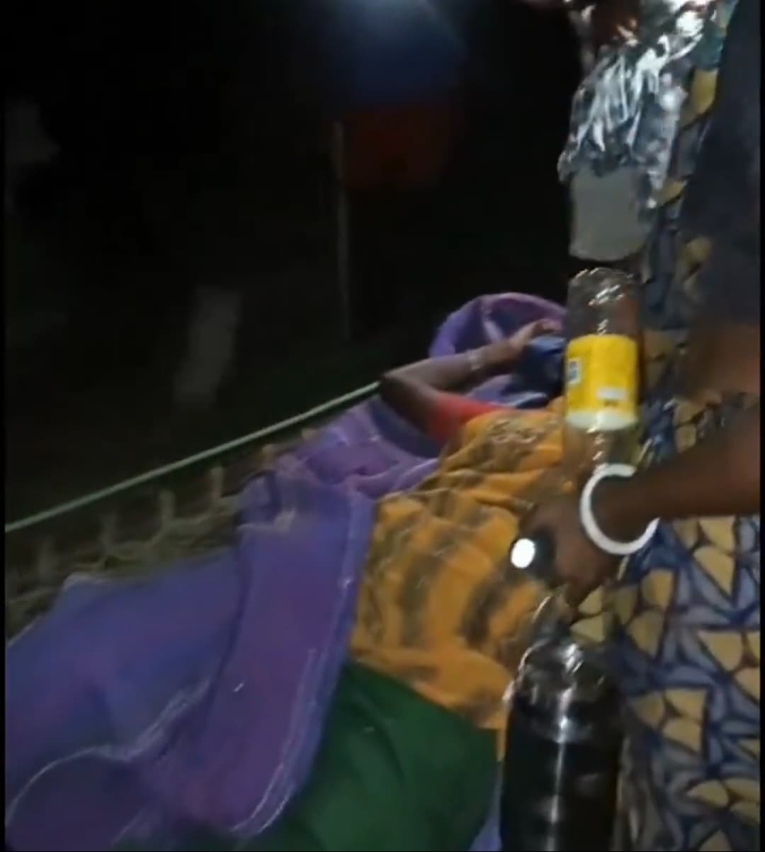 सड़क-पुल के अभाव में खाट पर मरीज, बरसात में गांव का संपर्क कट जाता है
