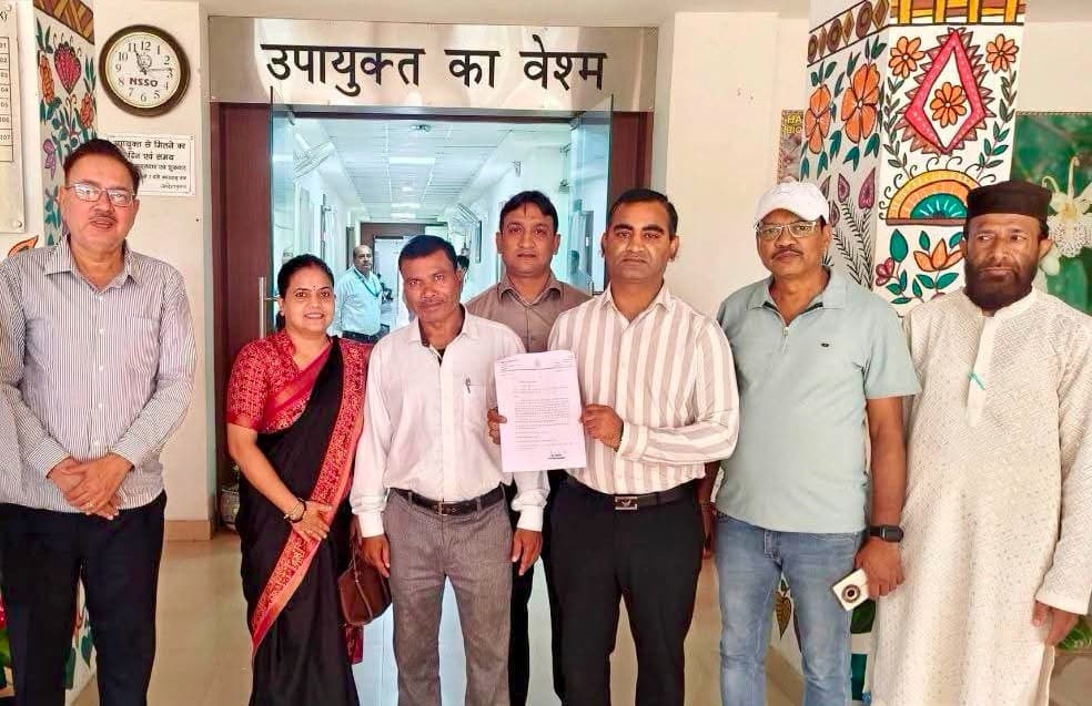 हजारीबाग की जर्जर सड़कों पर जल्द होगा काम, उपमहापौर ने उपायुक्त को सौंपा मांग पत्र