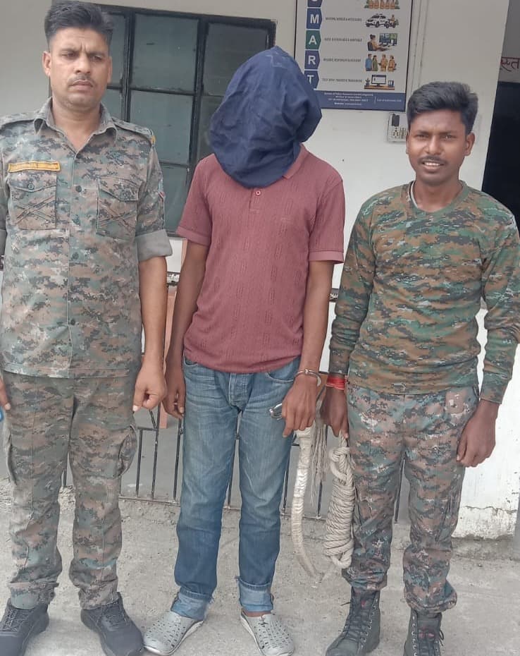 पदमा में मोबाइल छिनतई आरोपी गिरफ्तार, तीन मोबाइल बरामद
