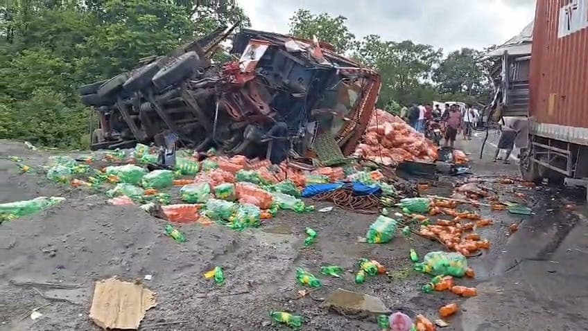 कोडरमा घाटी में भीषण टक्कर, सड़क पर बिखरी कोल्ड ड्रिंक की बोतलें