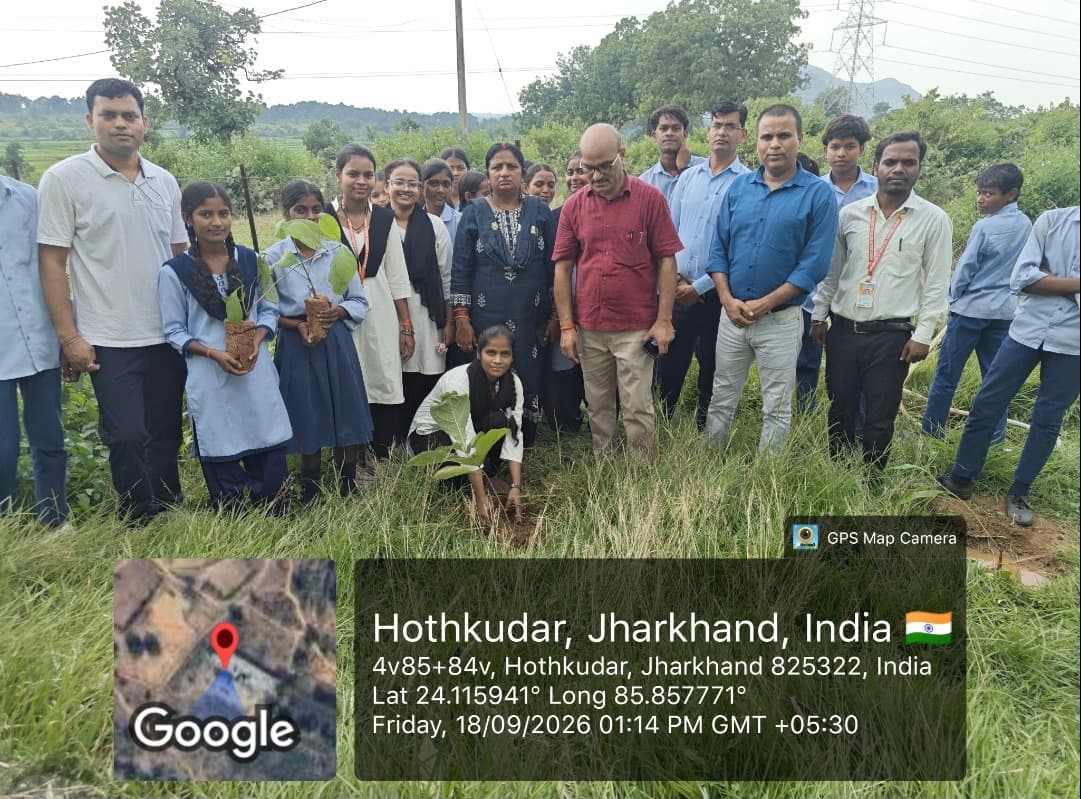 मॉडल हाई स्कूल में प्रशिक्षुओं ने रोपे सागवान के पौधे