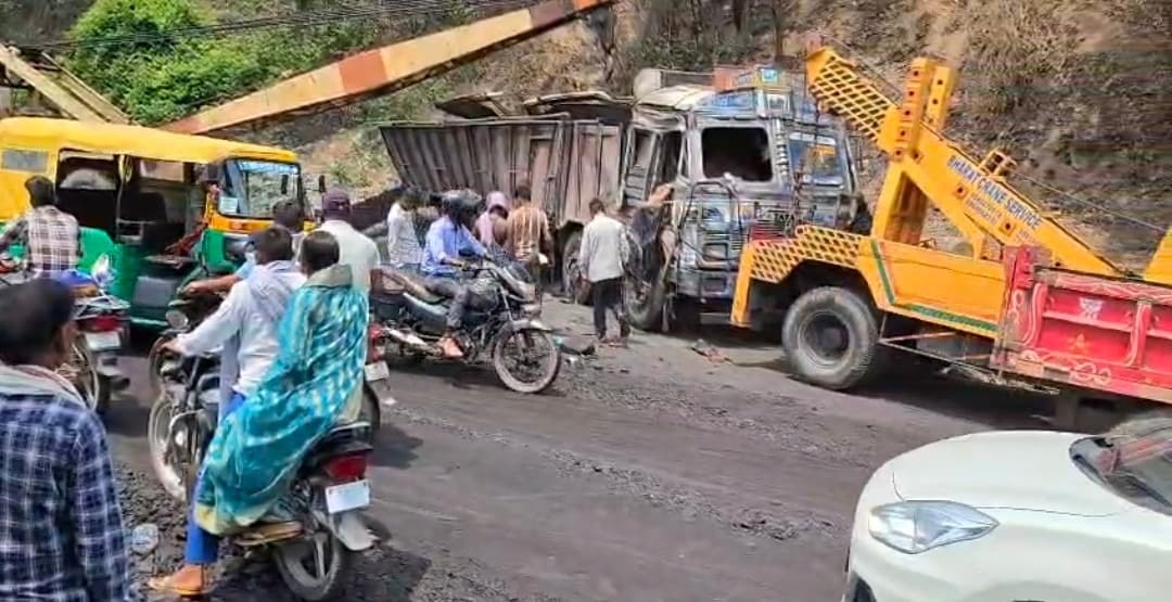 संघरी घाटी में दो ट्रकों की भीषण टक्कर, कोयला लदे ट्रक के चालक की मौत