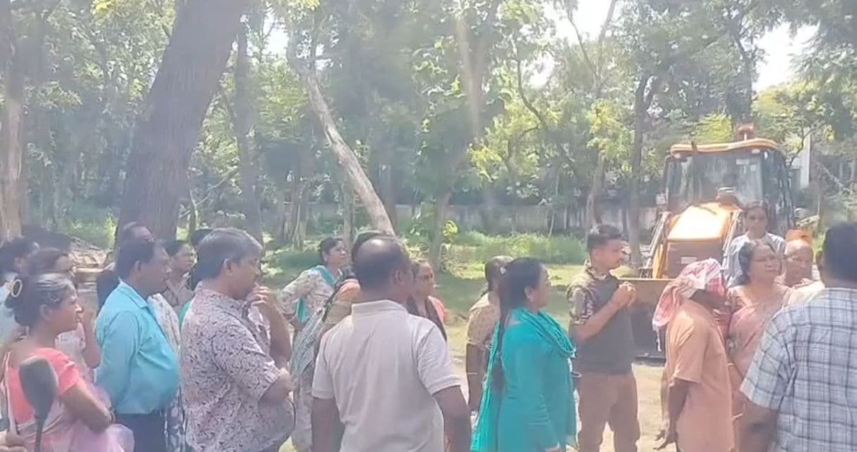 फसल रौंदे जाने पर फूटा आक्रोश, चर्च प्रबंधन पर गंभीर आरोप