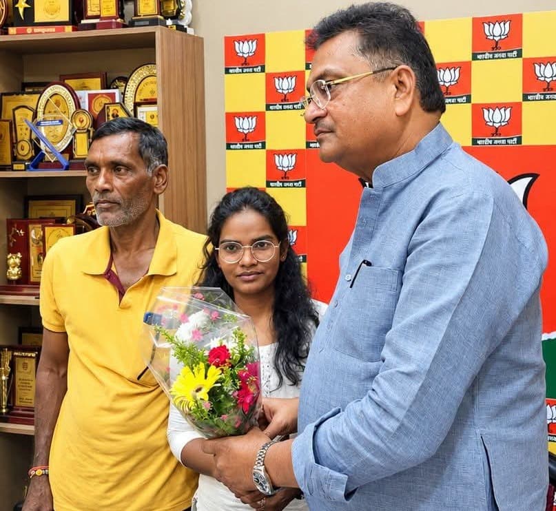 आर्थिक तंगी से जूझ रही ममता को सांसद मनीष जायसवाल ने दिया सहारा