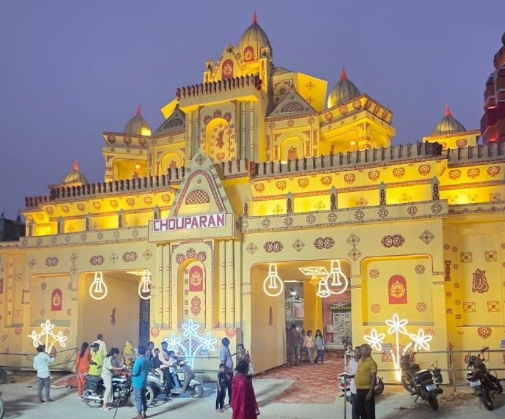 चौपारण में दुर्गा पूजा का भव्य पंडाल बनकर तैयार, मां के दर्शन को लेकर श्रद्धालुओं में उत्साह