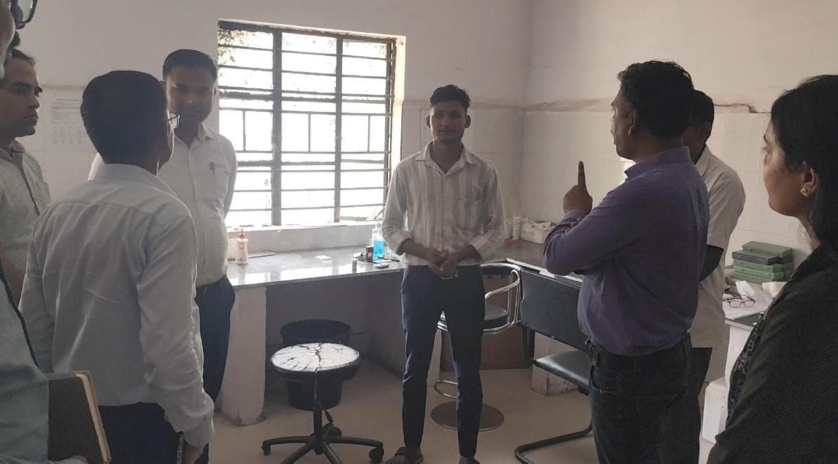 चौपारण अस्पताल का एसडीओ व बीडीओ ने किया औचक निरिक्षण 
