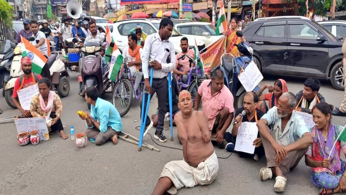 दिव्यांगों ने विभिन्न मांगों को लेकर रांची में किया प्रदर्शन