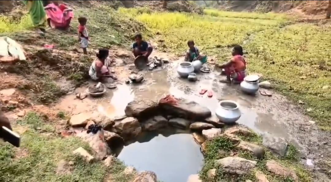 79 साल बाद भी गंदा पानी पीने को मजबूर ग्रामीण, प्रशासन की उदासीनता पर सवाल