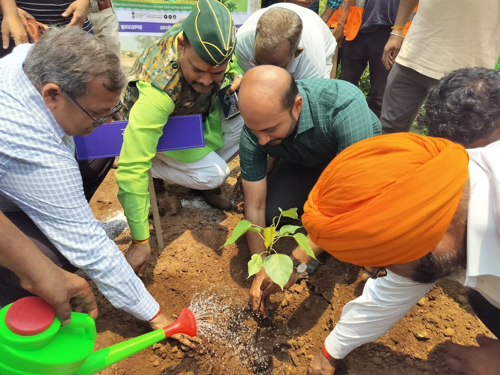 विश्व पर्यावरण दिवस पर दामोदर नदी घाट में वृहद वृक्षारोपण, नुक्कड़ नाटक से दिया पर्यावरण संरक्षण का संदेश