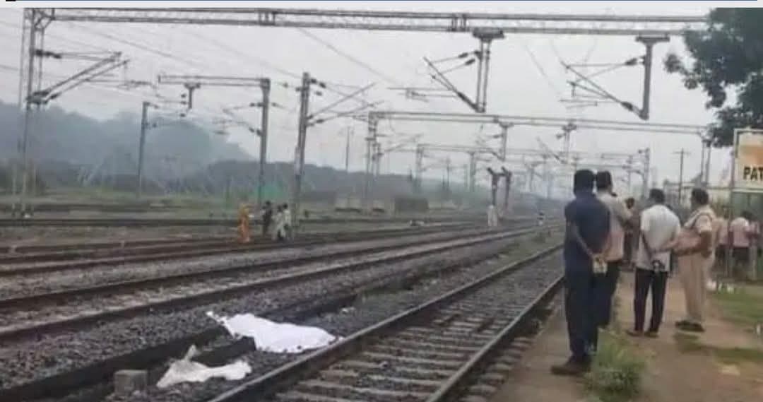 रामगढ़ में दर्दनाक हादसा: पतरातू रेलवे स्टेशन पर ट्रेन की चपेट में आने से युवक की मौत, स्टेशन पर मचा हड़कंप